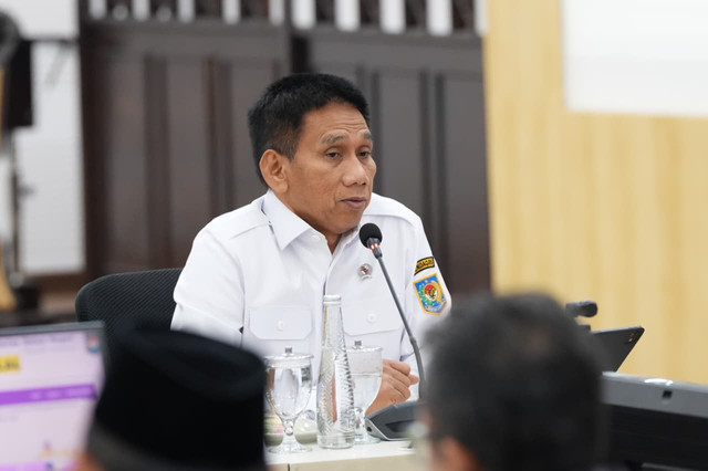 Wamendagri Akhmad Wiyagus minta Pemda optimalkan sosialisasi dan alokasi APBD untuk percepat wajib halal dalam rapat tingkat menteri di Kemenko PMK, Jakarta, Rabu (23/9/2026). Foto: Dok. Kemendagri