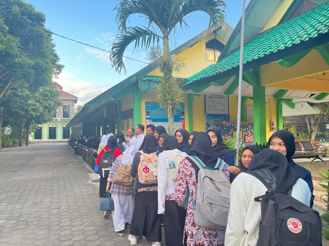 Guru, Mahasiswa PK UNY Beserta siswa sedang melakukan kegiatan pembiasaan 5S. Foto: Nabin Diyanur Ikhsan. Rabu (29/07/2026)