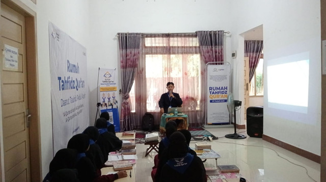 Santri Rumah Tahfidz Al-Qur'an DT Peduli Aceh saat sedang belajar Public Speaking bersama Ustaz Ahmad Riyan Arifin (Sumber: DT Peduli)