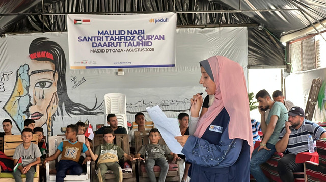 Peringatan Maulid Nabi Muhammad Saw, ratusan santri Tahfidz Al-Quran DT Gaza berbagi keceriaan di tepi pantai Deir Al-Balah (Sumber: DT Peduli)