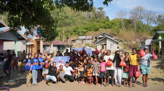 Foto bersama Tim DT Peduli dan warga terdampak gempa di Manggarai, NTT (Sumber: DT Peduli)