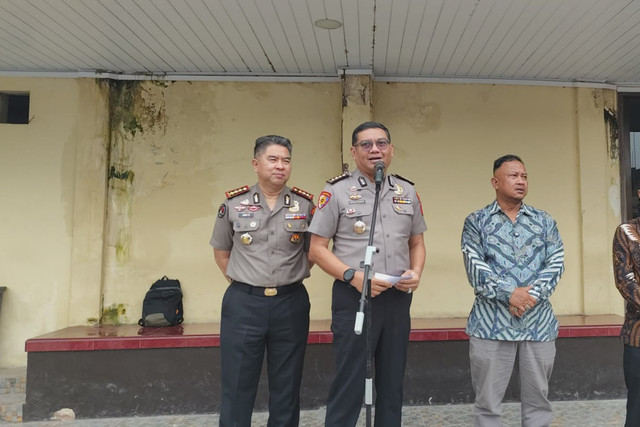 Irwasda Polda Sumut, Kombes Pol Nanang Masbudi (tengah) dan Komisioner Kompolnas, Choirul Anam (kanan) saat konferensi pers di Polrestabes Medan, Rabu (23/9/2026). Foto: Amar Marpaung/kumparan
