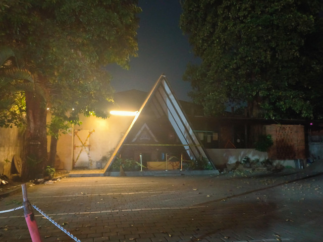 Suasana kelab malam yang terletak di Denpasar yang dipasangi garis polisi setelah operasi Bareskrim Polri, Rabu (23/9/2026). Foto: Sandra Gisela/kumparan