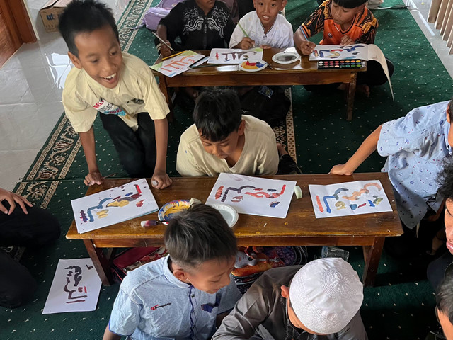 Kegiatan "Penguatan Pendidikan Karakter dan Kreativitas Anak melalui Kelas Kaligrafi Asmaul Husna" di salah satu masjid Desa Giriwondo