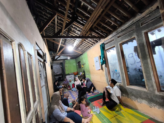 Suasana di rumah Surakman (60) di Pandeglang. Surakman merupakan Abk kapal Arupadatu 1 yang ditemukan tak bernyawa di pulau Enggano. Foto: kumparan