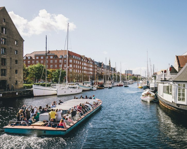 ilustrasi sightseeing artinya. unsplash/aarsoph