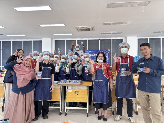 Peserta pelatihan produksi mi sagu Dwitrap memamerkan hasilnya yang sudah dikemas. (Foto: Patriotdwitrap.id)