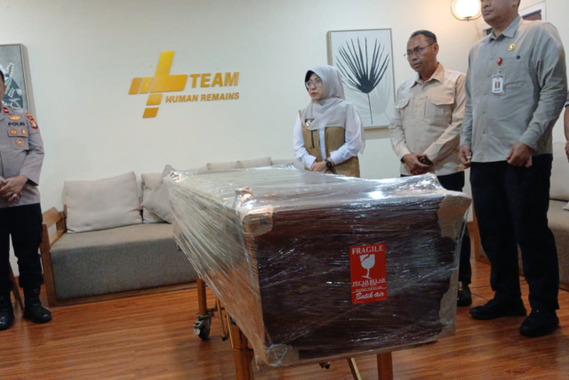 Jenazah Surakman (60), kru kapal 5 wartawan hilang tiba di Bandara Soekarno Hatta, Tangerang, Kamis (24/9/2026). Foto: Dok. kumparan