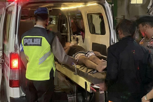 Korban keracunan MBG di Bawang, Kabupaten Batang saat dibawa ke ambulans, Rabu (23/9/2026). Foto: Dok. Istimewa