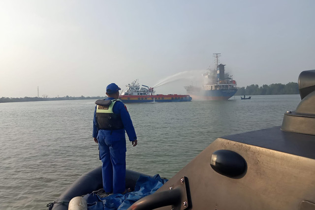 Kapal tanker terbakar dan meledak di Perairan Teluk Majelis, Kabupaten Tanjung Jabung Timur, Jambi, Rabu (23/9/2026). Foto: Dok. Basarnas