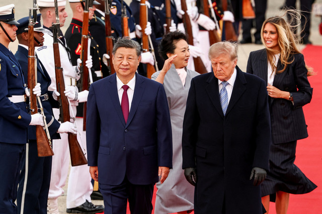 Presiden AS Donald Trump dan Ibu Negara AS Melania Trump menyambut Presiden Xi Jinping  dan istrinya, Peng Liyuan, saat tiba di Joint Base Andrews, Maryland, AS, Rabu (23/9/2026). Foto: Kevin Lamarque/REUTERS