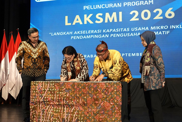 Direktur Utama PNM Kindaris (kedua dari kanan) dan Sekretaris Menteri UMKM RI Loto Srinaita Ginting (kedua dari kiri) saat menandatangani Nota Kesepahaman yang disaksikan Menteri UMKM, Maman Abdurrahman, S.T. dan Menteri Sosial (kiri) dan Direktur Jenderal Pemberdayaan Sosial Kementerian Sosial Mira Riyati Kurniasih (kanan) pada peluncuran Program Laksmi 2026 di Surabaya pada Rabu (23/9/2026). Foto: Dok. PNM