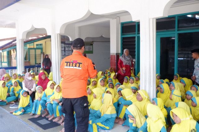 Pembekalan Pengetahuan Kesiapsiagaan Menghadapi Bencana bersama Siswa-siswi MIM Sajen (Sumber: DT Peduli)