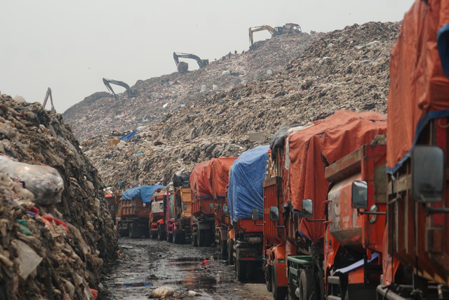 Aktivitas di Tempat Pembuangan Akhir (TPA) Sumur Batu, Bekasi. Foto: Iqbal Firdaus/kumparan