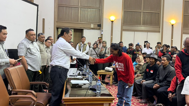Menteri Pertanian (Mentan) Amran Sulaiman menemui sekitar 1.000 petani asal Indramayu yang datang ke Kantor Pusat Kementerian Pertanian (Kementan), Jakarta, Kamis (24/9/2026). Foto: Kementan RI