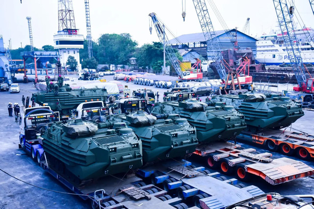 12 ranpur AAV gelombang pertama tiba di Tanjung Priok, Selasa (22/9/2026). Foto: Instagram/ @marinir_tni_al