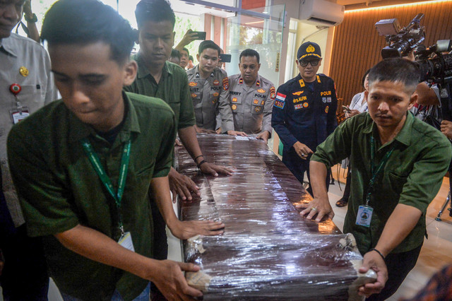 Polisi dan petugas membawa peti jenazah anak buah kapal (ABK) Arupadhatu 1, Surakman di Terminal Kargo Bandara Soekarno-Hatta, Kota Tangerang, Banten, Kamis (24/9/2026). Foto: Putra M. Akbar/ANTARA FOTO