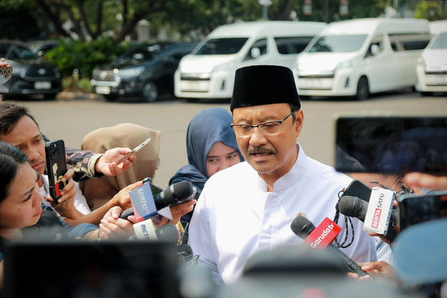 Menteri Sosial Saifullah Yusuf (Gus Ipul) laporkan perkembangan Sekolah Rakyat yang telah beroperasi di 182 titik dengan 44 ribu siswa kepada Presiden Prabowo Subianto dalam ratas di Istana Merdeka, Rabu (23/9/2026). Dok. Kemensos Foto: Kemensos RI