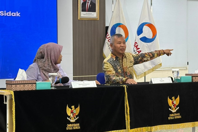 Anggota Ombudsman RI Syafrida R. Rasahan dan Fikri Yasin saat Konferensi Pers tentang Temuan Ombudsman RI dalam Sidak Lapas Kelas IIA Cibinong, di Gedung Ombudsman RI, Jakarta Selatan, Kamis (24/9/2026). Foto: Nauval Pratama/kumparan