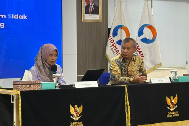 Anggota Ombudsman RI Syafrida R. Rasahan dan Fikri Yasin saat Konferensi Pers tentang Temuan Ombudsman RI dalam Sidak Lapas Kelas IIA Cibinong, di Gedung Ombudsman RI, Jakarta Selatan, Kamis (24/9/2026). Foto: Nauval Pratama/kumparan