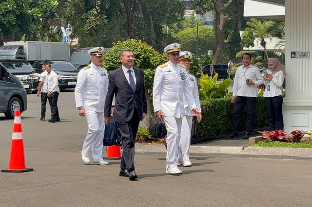 Presiden Republik Indonesia Prabowo Subianto menerima KSAL Italia atau Capo di Stato Maggiore della Marina Militare Laksamana (Admiral) Giuseppe Berutti Bergotto di Istana Negara, Kamis (24/9/2026). Foto: Zamachsyari/kumparan