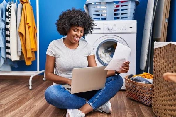 Seorang perempuan mengerjakan aktivitas rumah tangga sambil menggunakan laptop, menggambarkan tantangan membagi waktu antara pekerjaan rumah dan tanggung jawab kuliah. Foto: Sarah Chai/Pexels.