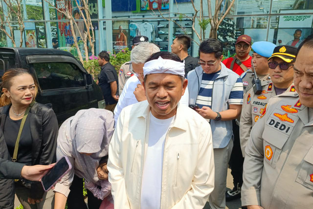 Gubernur Jawa Barat, Dedi Mulyadi saat ditemui usai kegiatan Trophy Tour FIFA ASEAN Cup di Mall PVJ Bandung, Kamis (24/9/2026). Foto: Abisatya/kumparan