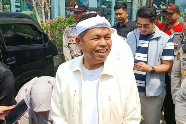 Gubernur Jawa Barat, Dedi Mulyadi saat ditemui usai kegiatan Trophy Tour FIFA ASEAN Cup di Mall PVJ Bandung, Kamis (24/9/2026). Foto: Abisatya/kumparan