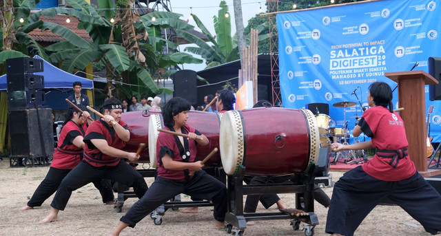Atrraksi pemukulan Taiko saat pembukaan Salatiga Digital Festival 2026, dihalaman Politeknik Bhakti Semesta, Jumat (18/9). (Foto: Dokumentasi Panitia)