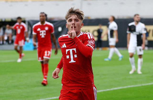 Lennart Karl merayakan golnya di Bayern Munich.
