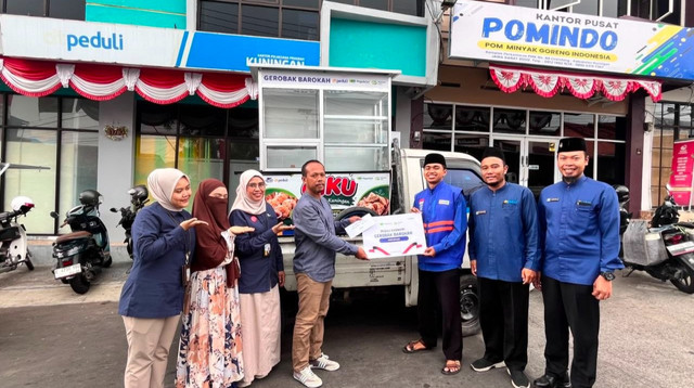 Penyerahan Gerobak Barokah, Sinergi DT Peduli dan Pegadaian Syariah Kuningan untuk Rukyadi dan Oban (Sumber: DT Peduli)