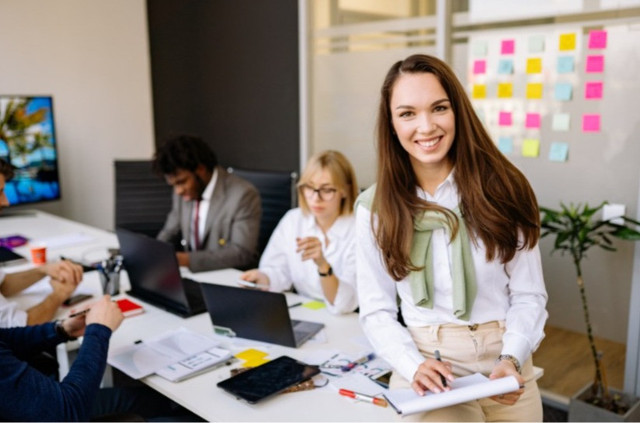 Ilustrasi perempuan berkarya dan berkolaborasi di ruang kerja. Foto: Pexels