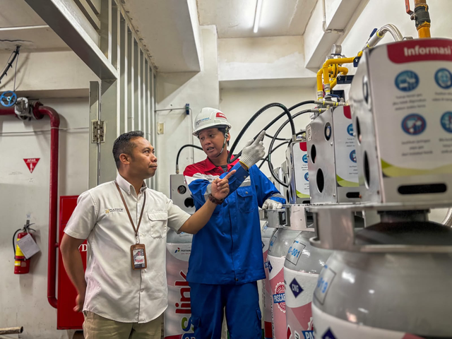 Chief Engineering Platinum Hotel, Maryudi (kiri) bersama teknisi PGN saat memeriksa CNG Cylinder di Hotel Platinum Adisucipto Yogyakarta. Foto: Dok. PGN