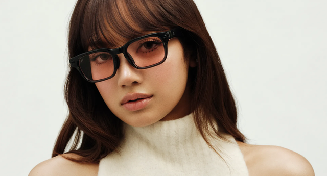 Koleksi kolaborasi LISA dan Meta Glasses, siluet Meta Adventurer LISA Edition. Foto: Meta