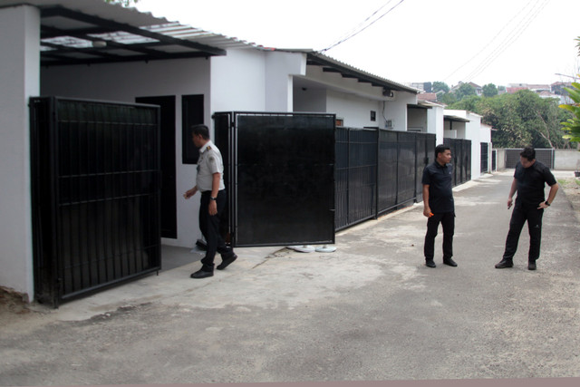 Petugas berjaga di depan rumah yang sebelumnya diperiksa secara mendadak oleh Ombudsman RI di Lapas Kelas IIA Cibinong, Kabupaten Bogor, Jawa Barat, Kamis (24/9/2026). Foto: Yulius Satria Wijaya/ANTARA FOTO