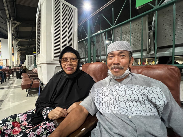 Suroso (63) dan Ratnani (63), pengguna layanan kereta api asal Madiun di Stasiun Tugu Yogyakarta. Foto: Pandangan Jogja/Gigih Imanadi Darma