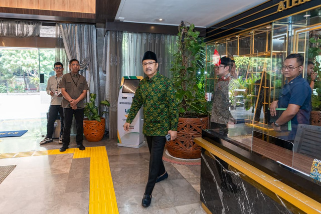 Menteri Sosial Saifullah Yusuf (Gus Ipul) ajak pegawai Kemensos dukung Gerakan Indonesia ASRI serta daftar jadi Agen Perlinsos saat sidak di kantor Kemensos, Jakarta, Kamis (24/9/2026). Foto: Dok. Kemensos