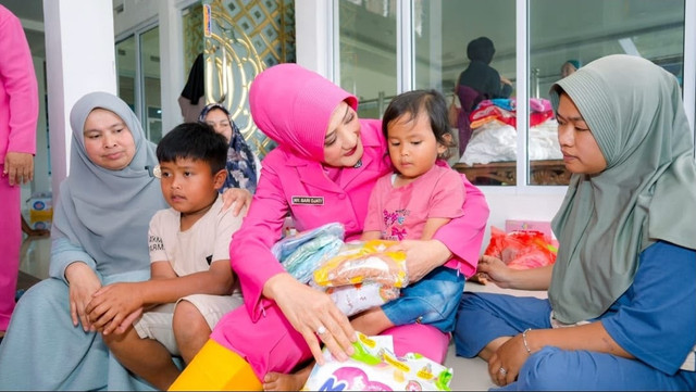 Bhayangkari Sumbar Hadir Berikan Bantuan bagi Warga Terdampak Banjir Bandang. Foto: POLRI