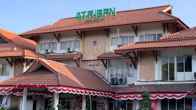 KPK diduga tengah menggeledah Kantor ATR/BPN Kanwil Jawa Timur di Jalan Gayung Kebonsari No.60, Kecamatan Gayungan, Surabaya, Kamis (24/9/2026). Foto: Farusma Okta Verdian/kumparan