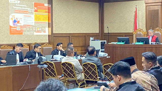 Saksi persidangan kasus pengaturan kuota haji 2023-2024. Kedua saksi tersebut adalah Eks Dirjen PHU, Hilman Latif dan Eks Kepala Kantor Urusan Haji, Nasrullah Jasam di Pengadilan Tipikor Jakarta Pusat pada Kamis (24/9/2026).  Foto:  Nabilah Siti/kumparan