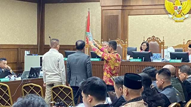 Saksi persidangan kasus pengaturan kuota haji 2023-2024. Kedua saksi tersebut adalah Eks Dirjen PHU, Hilman Latif dan Eks Kepala Kantor Urusan Haji, Nasrullah Jasam di Pengadilan Tipikor Jakarta Pusat pada Kamis (24/9/2026).  Foto:  Nabilah Siti/kumparan