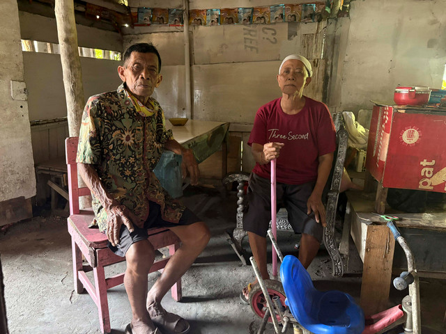 Sarjono dan Jumiati tinggal di sebuah gubuk yang berada di atas saluran irigasi, Kamis (24/9/2026). Foto: Vega Maarijil Ula/kumparan