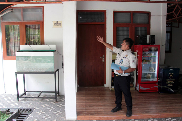 Petugas menunjukkan rumah yang sebelumnya diperiksa secara mendadak oleh Ombudsman RI di Lapas Kelas IIA Cibinong, Kabupaten Bogor, Jawa Barat, Kamis (24/9/2026). Foto: Yulius Satria Wijaya/ANTARA FOTO
