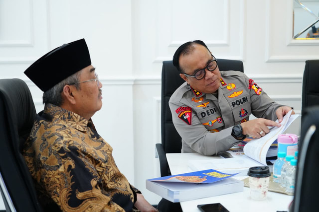 Diskusi Buku bersama Wakapolri Komjen Pol. Prof. Dr. Dedi Prasetyo, S.H., M.Hum., M.Si., M.M., Prof. Dr. H. Jimly Asshiddiqie, S.H., M.H., dan Dr. Riant Nugroho, M.Si. Foto: Dok. Polri