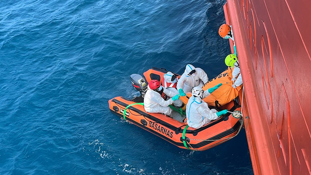 Tim penyelam yang terdiri dari Basarnas Special Group (BSG), TNI AL dan Potensi SAR berhasil mengevakuasi 14 korban dari dalam kapal yang tenggelam di perairan Laut Jawa, Kamis (24/9/2026). Foto: Dok. Basarnas
