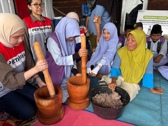 PT Pertamina Gas (Pertagas) memberikan pembinaan kepada kelompok ibu-ibu produsen belacan di Desa Kelantan, Kecamatan Brandan Barat, Kabupaten Langkat Sumatera Utara, Kamis (24/9/2026). Foto: Muhammad Fhandra Hardiyon/kumparan