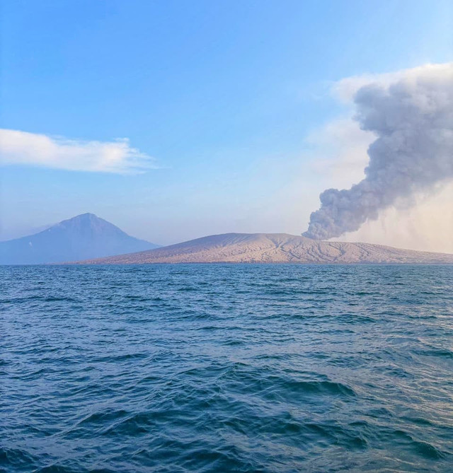 Gunung Anak Krakatau (kanan) lebih pendek dari Gunung Rakata (kiri). Foto: Anggi Kusumadewi/kumparan