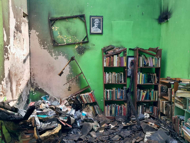 Buku-buku Reko yang hangus karena kebakaran di kamar kosnya. Foto: Dok. Istimewa