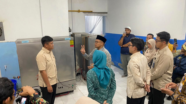 Bupati Batang M. Faiz Kurniawan saat meninjau SPPG Bela Batang Sejahtera bersama perwakilan BGN, Kamis (24/9/2026). Foto: Dok. Istimewa
