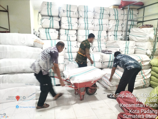 Menteri Sosial Saifullah Yusuf (Gus Ipul) pastikan penyaluran bantuan logistik senilai Rp253,8 juta bagi korban banjir bandang di Arosuka, Kabupaten Solok, Sumatera Barat, Kamis (24/9/2026).  Foto: Dok. Kemensos